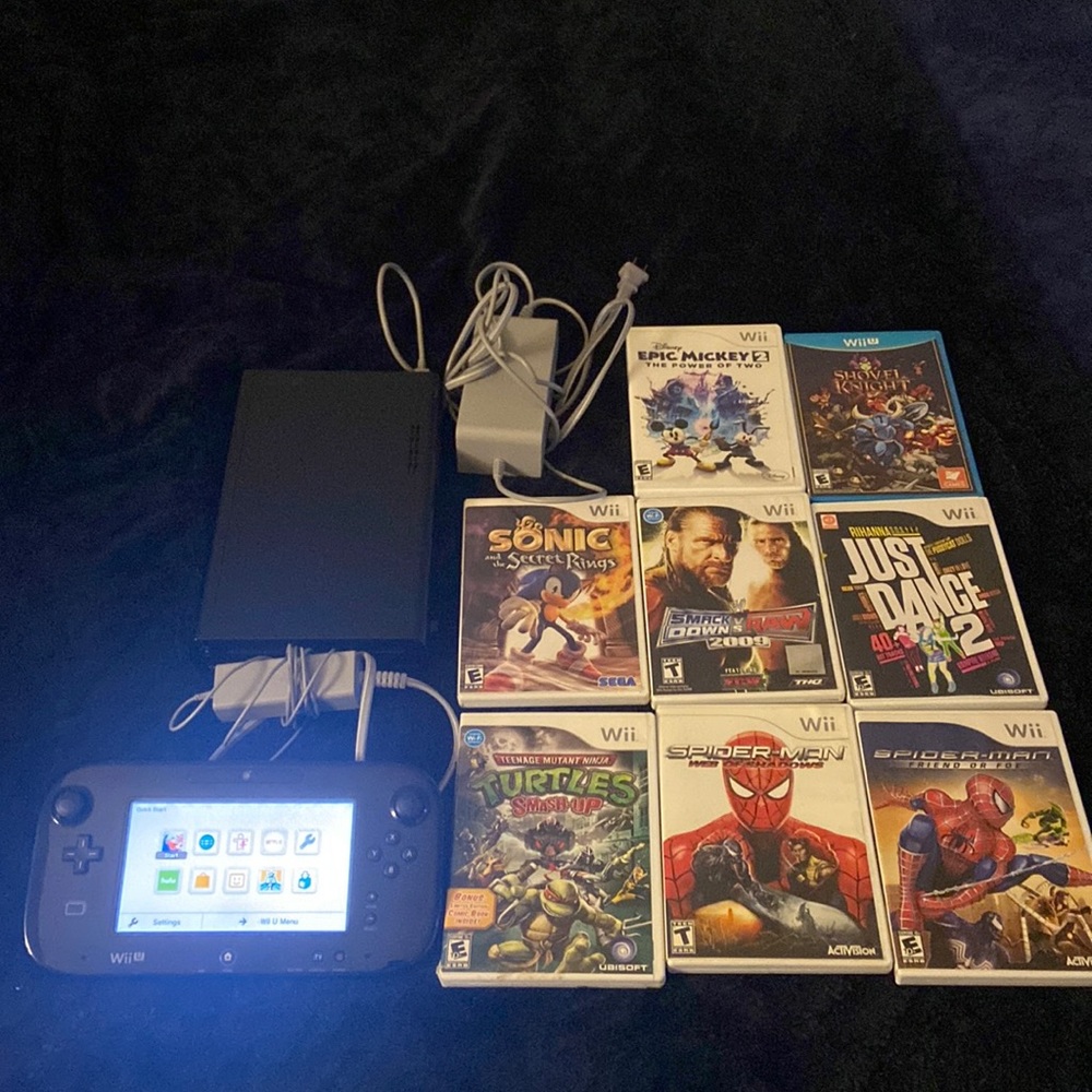 Nintendo U Wii console and gamepad with 8 games